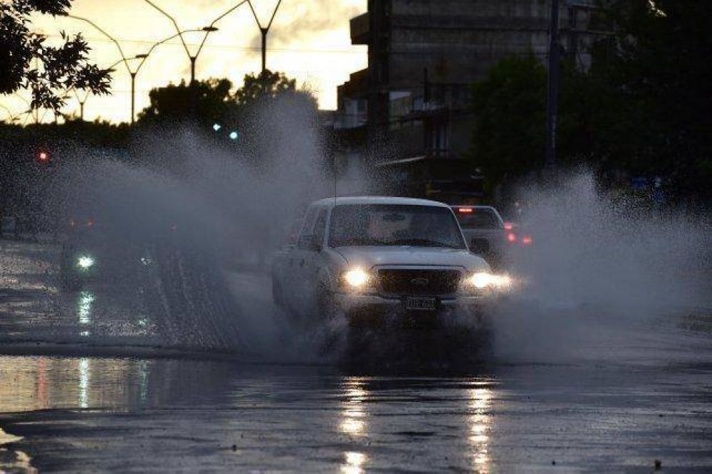 Cayeron m�s de 60 mil�metros desde anoche en Rosario y contin�a el alerta meteorol�gico