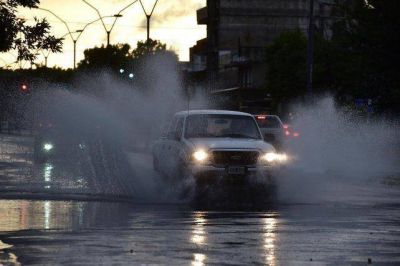 Cayeron m�s de 60 mil�metros desde anoche en Rosario y contin�a el alerta meteorol�gico