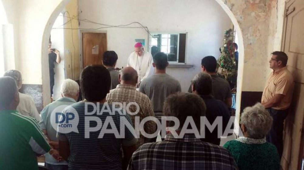El obispo de Aatuya visit a presos por la Navidad