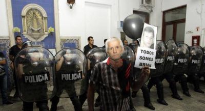 Toman una comisar�a de Flores tras la muerte de Brian y el Gobierno denuncia infiltrados