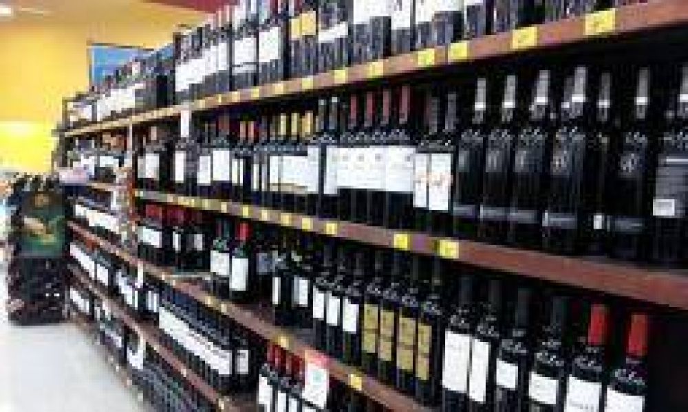 La importacin y la cada del consumo interno golpea al vino riojano