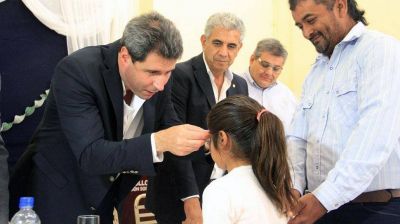 Los vecinos de El Enc�n recibieron anteojos y DNI de mano del gobernador