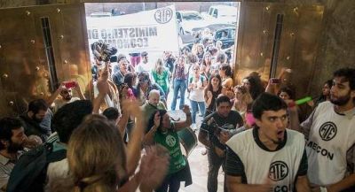 Reclaman en Econom�a la continuidad de dos trabajadoras despedidas