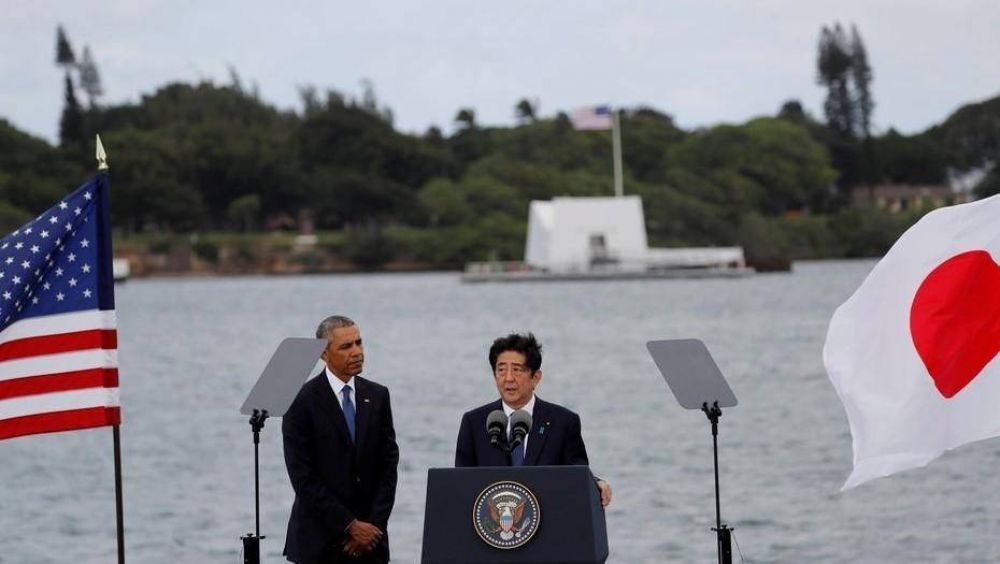 En una histrica visita a Pearl Harbor, el primer ministro de Japn ofreci sus condolencias