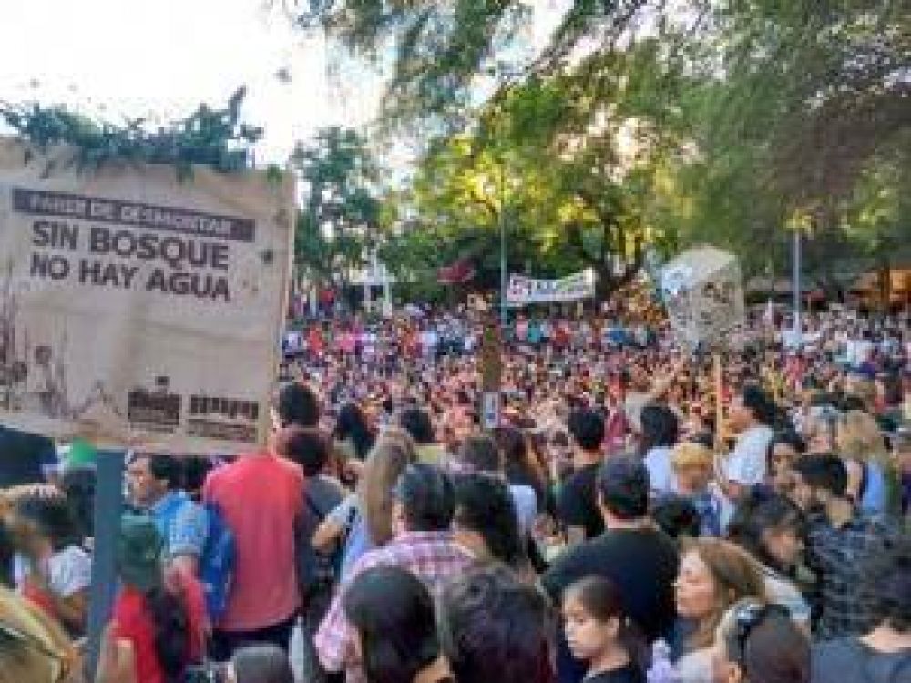 Una multitud march� en C�rdoba contra la 