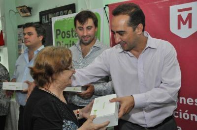 Tagliaferro entreg� 160 tablets a adultos mayores en Haedo