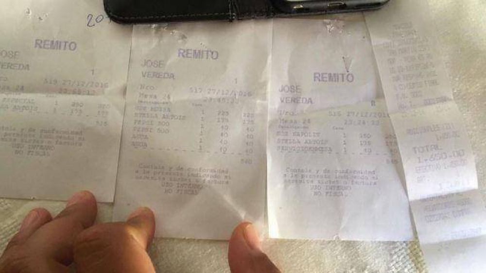 Con un ticket, un turista escrach� a una pizzer�a de la Peatonal
