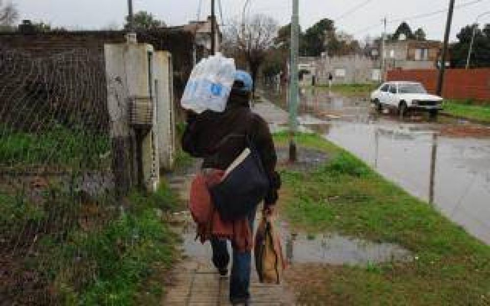 Comenz� el regreso a casa de los afectados por las inundaciones