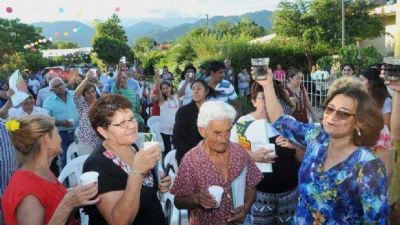 Corpacci entreg� escrituras en una visita a Capay�n