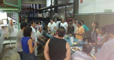 Empleados pasan las fiestas ocupando una alimenticia contra el vaciamiento