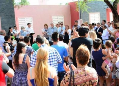 El Gobierno entreg� 49 viviendas en el interior provincial