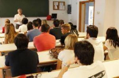 Denuncian despidos de docentes en colegios privados