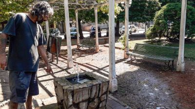 Enorme p�rdida de agua en la plaza Col�n