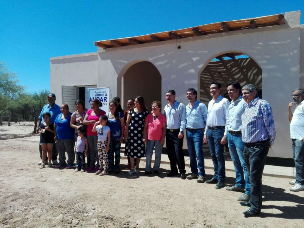 Casas y la senadora Hilda Aguirre de Soria entregaron viviendas rurales