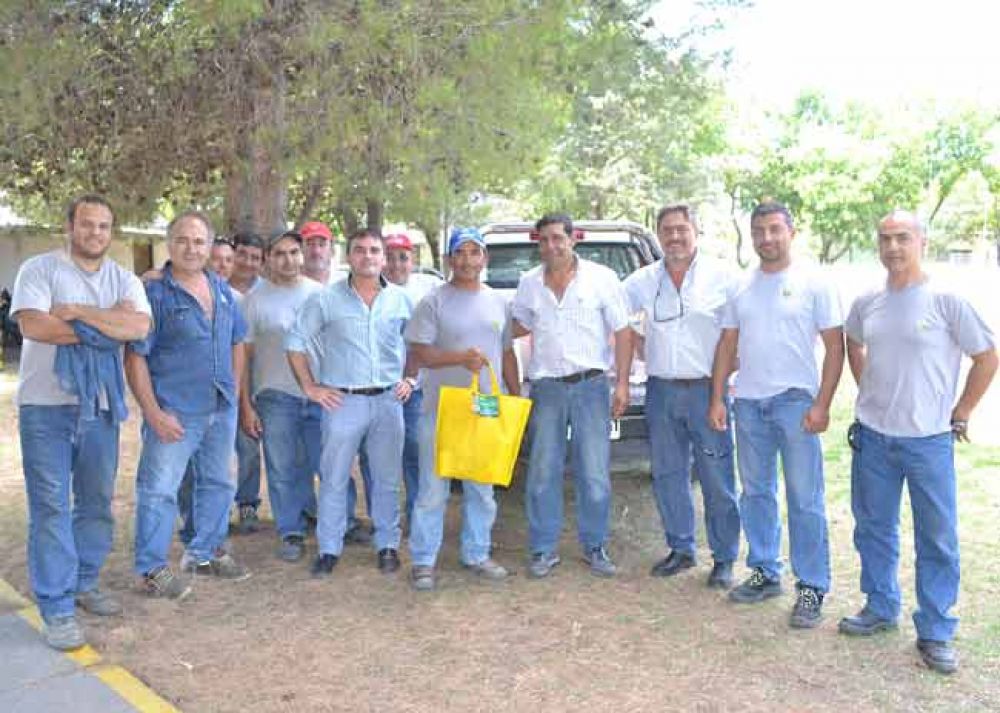Trabajadores del SIPOS con bolsas navideas cargadas de sueos