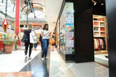 Las ventas minoristas cayeron un 5,4% en diciembre y acumularon una merma anual del 7%