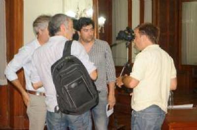 Joaqu�n Oteiza recibi� duros cuestionamientos de la militancia que le reclam� la renuncia