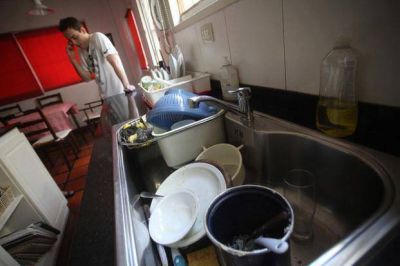 Hartazgo vecinal en un barrio de Los Hornos por la falta de agua en jornadas agobiantes