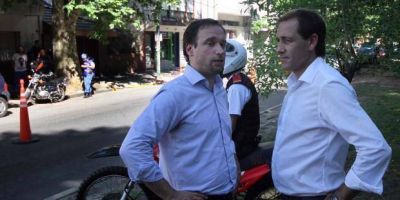Garro se mostr� de recorrida en un barrio platense con su nuevo Secretario de Seguridad y Justicia