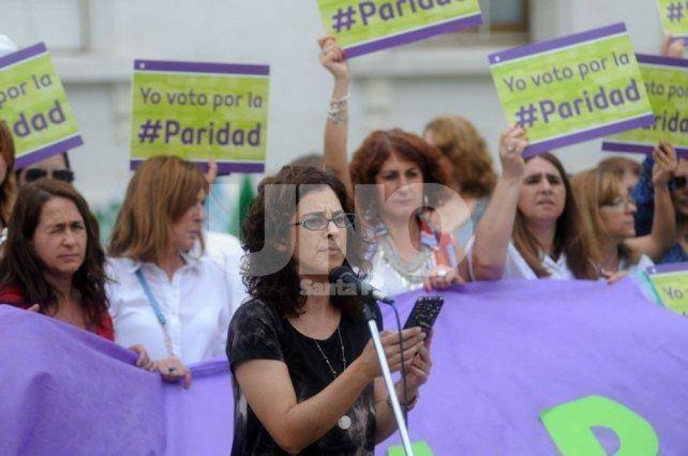 Las mujeres llevan al gobernador el pedido de paridad