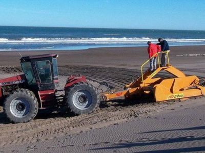 Claromec�: trabajan de noche para reacondicionar la playa