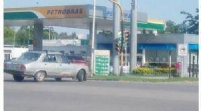 Eliminaron la tasa vial, pero el precio del combustible no baja