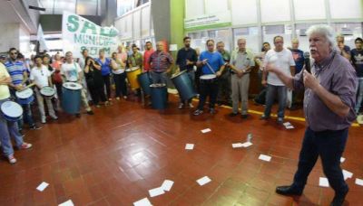 Municipales amenazan con esperar a Mestre de las vacaciones con un paro