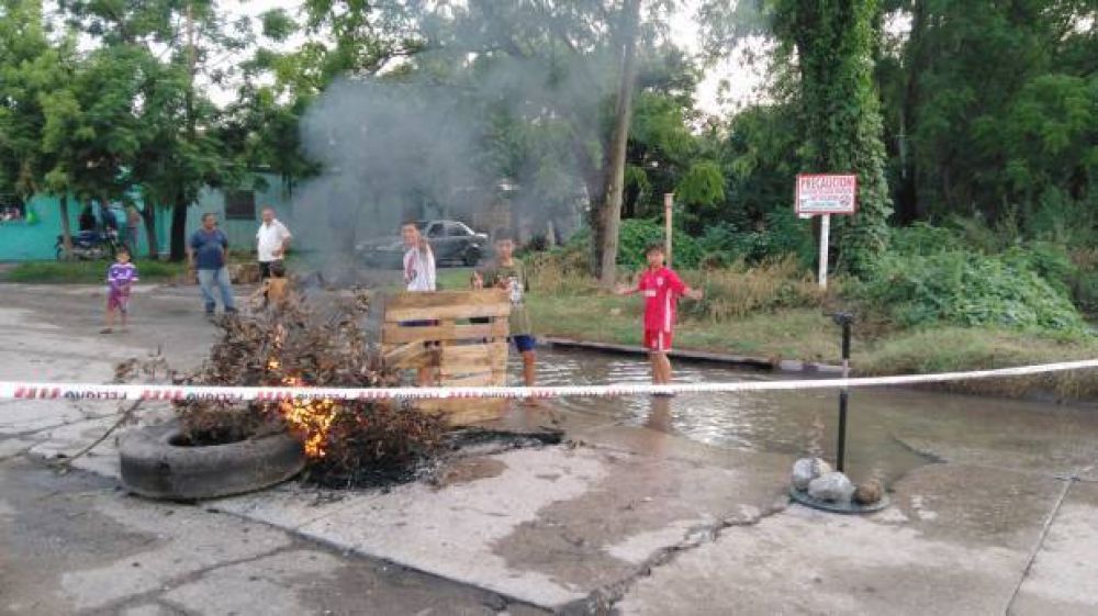 B� Los Provincianos: un canal aliviador obstruido caus� anegamientos en una manzana entera