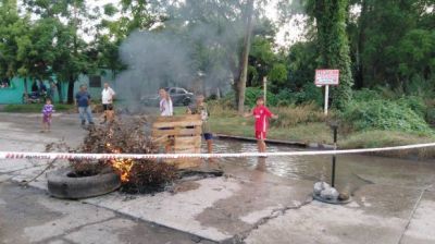 B� Los Provincianos: un canal aliviador obstruido caus� anegamientos en una manzana entera