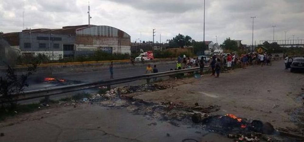 Vecinos cortaron Camino Negro por falta de agua