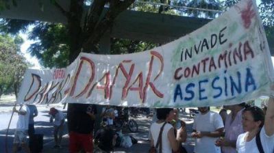 Un grupo de ambientalistas irrumpieron en la fiesta del Dakar en el hip�dromo