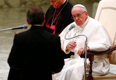 El Papa: para secar una lágrima hay que llorar con quien sufre
