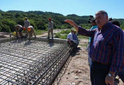 Avanza la obra en el puente de Villa Padre Monti