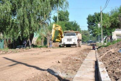 Realizaci�n del cord�n cuneta en el barrio Pompeya