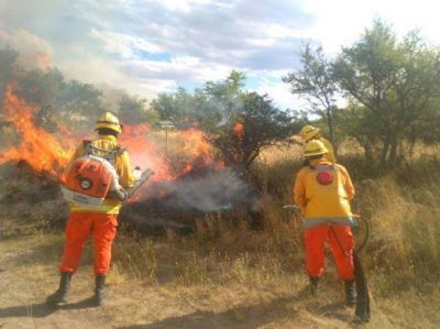 Las altas temperaturas, la baja humedad y los pastizales secos dificultan controlar los incendios