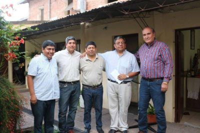 Legislador junto a las instituciones de Monterrico