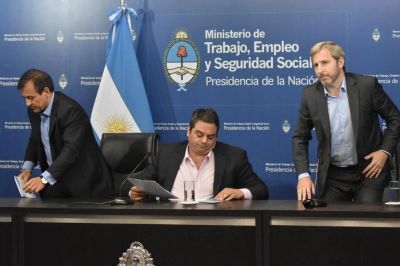 Tras el rechazo de la CGT, el Gobierno enfr�a la baja de aportes patronales