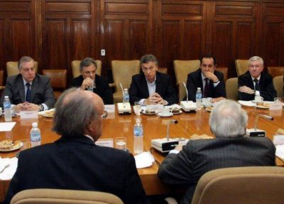 La UIA cruz� a la CGT y niega que haya despidos masivos