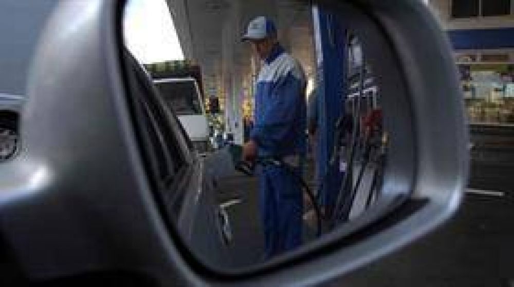 Este lunes o martes volver�n a subir los combustibles