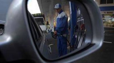 Este lunes o martes volver�n a subir los combustibles