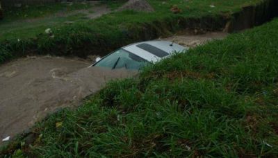 Por las lluvias, hay 20 familias autoevacuadas y tres conductores rescatados