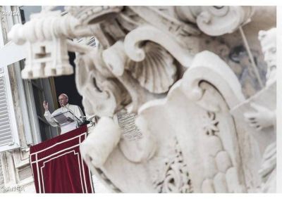 Anuncien el Evangelio con mansedumbre y firmeza, con el estilo humilde Jes�s, el Papa en el �ngelus
