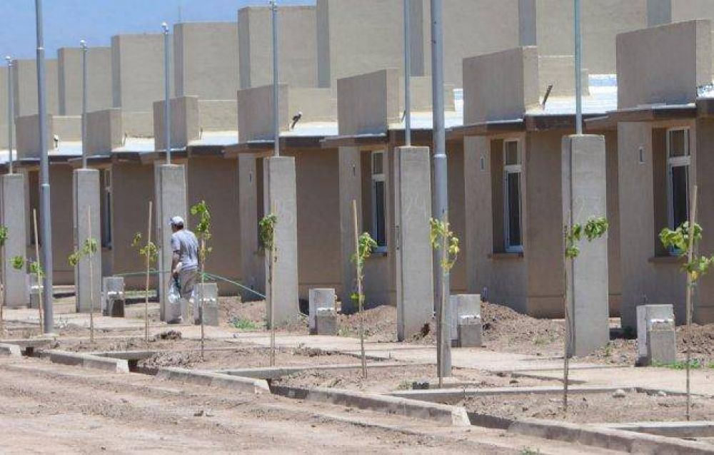 Cornejo aspira a duplicar la construccin de casas al ao en 2017