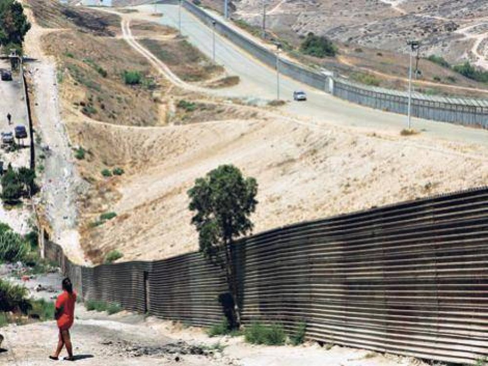 Trump avanza con el muro en la frontera sur