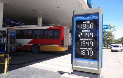 Estaciones mantienen los precios de combustibles pero se preparan para remarcar