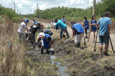 Militantes de La C�mpora trabajaron en las zonas afectadas por la inundaci�n