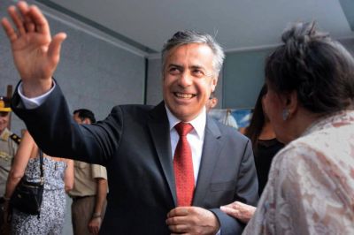 Cornejo va a Cuba y vuelve por Macri