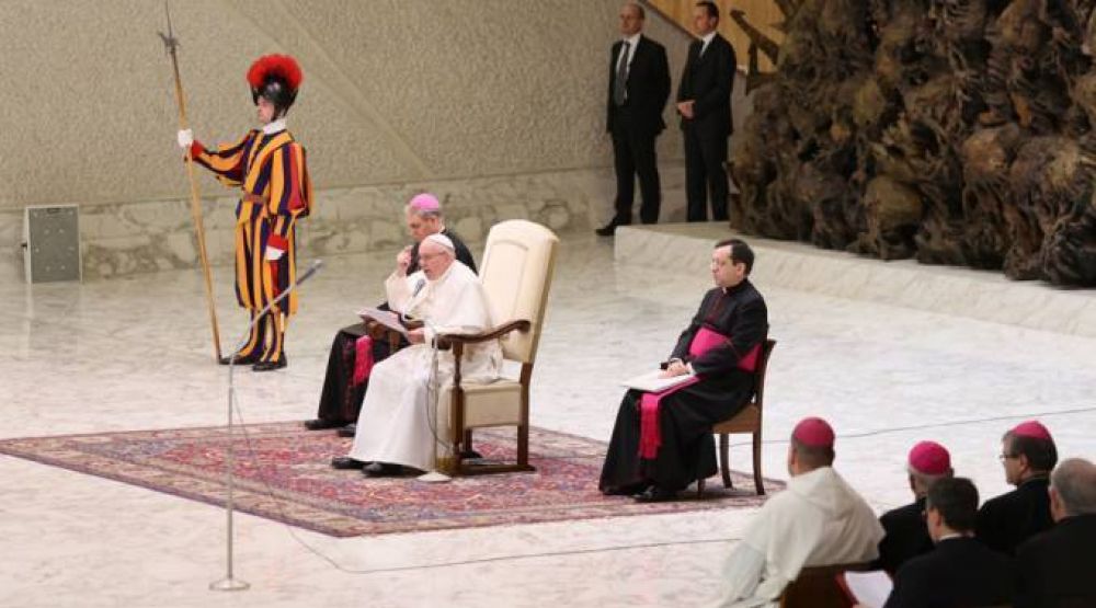 Papa Francisco critica los dolos que dan falsas esperanzas y llevan a la muerte