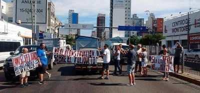 Feriantes y vecinos de Gerli protestaron frente a la Municipalidad