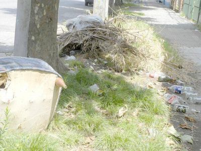 Queja por vecinos que arrojan basura